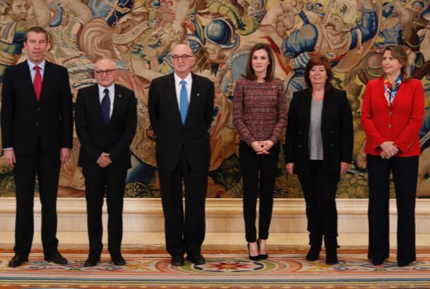 Su Majestad la Reina acompañada de la representación de la Real Academia de Ingeniería